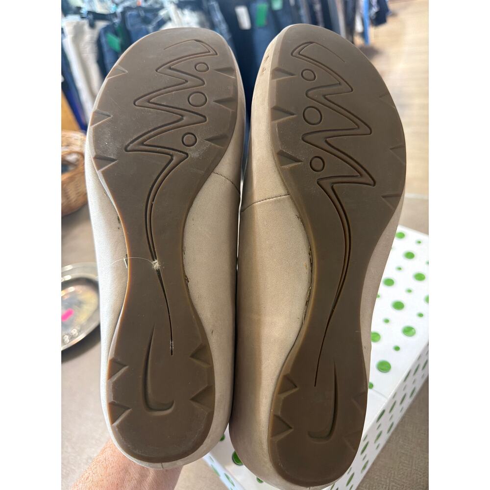 Earthies by Earth Women's Capri in Taupe soft Buck size 11 - Picture 5 of 7